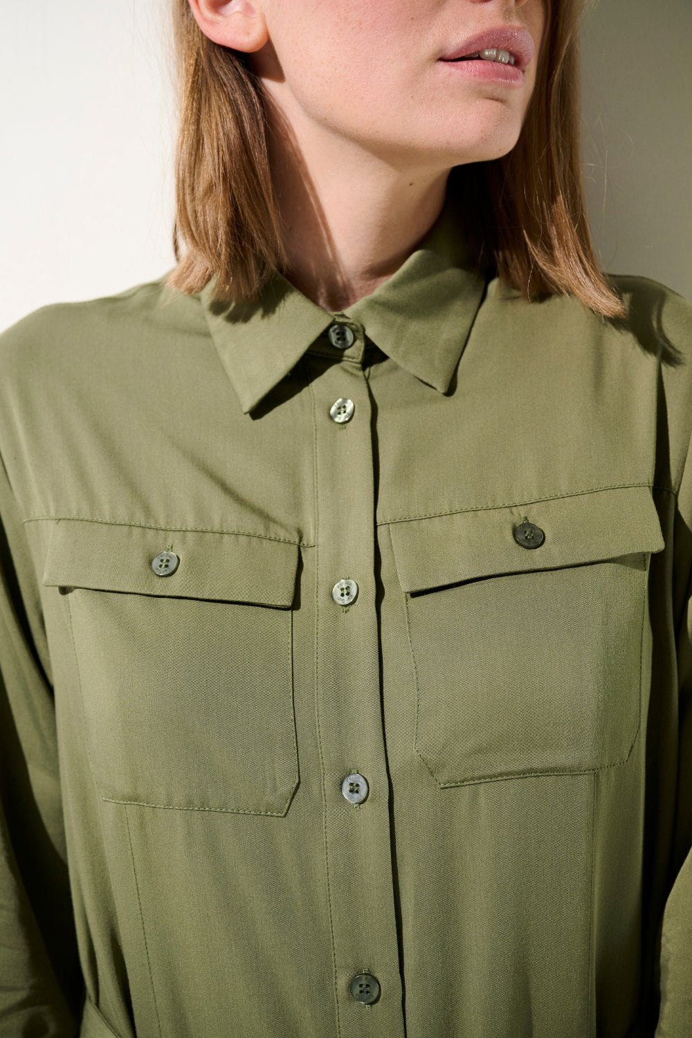 Robe-chemise anti-UV - Rimini olive pour femme, élégante, manches longues et protection solaire UPF 50+.