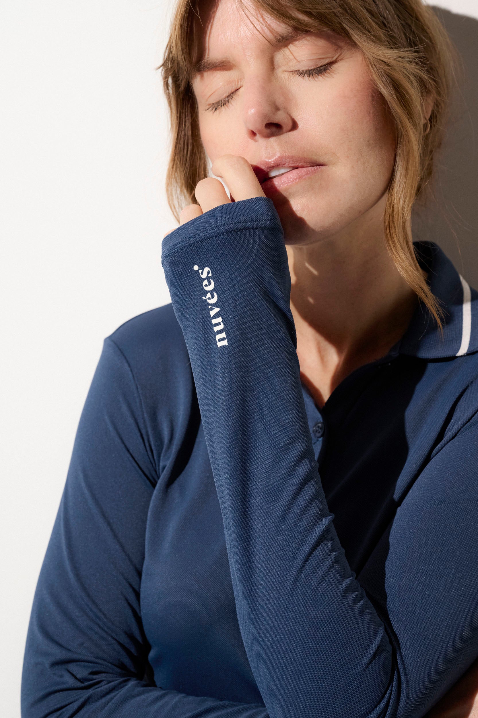 Polo anti-UV léger bleu marine pour femme, UPF 50+, idéal pour golf ou tennis sous le soleil.