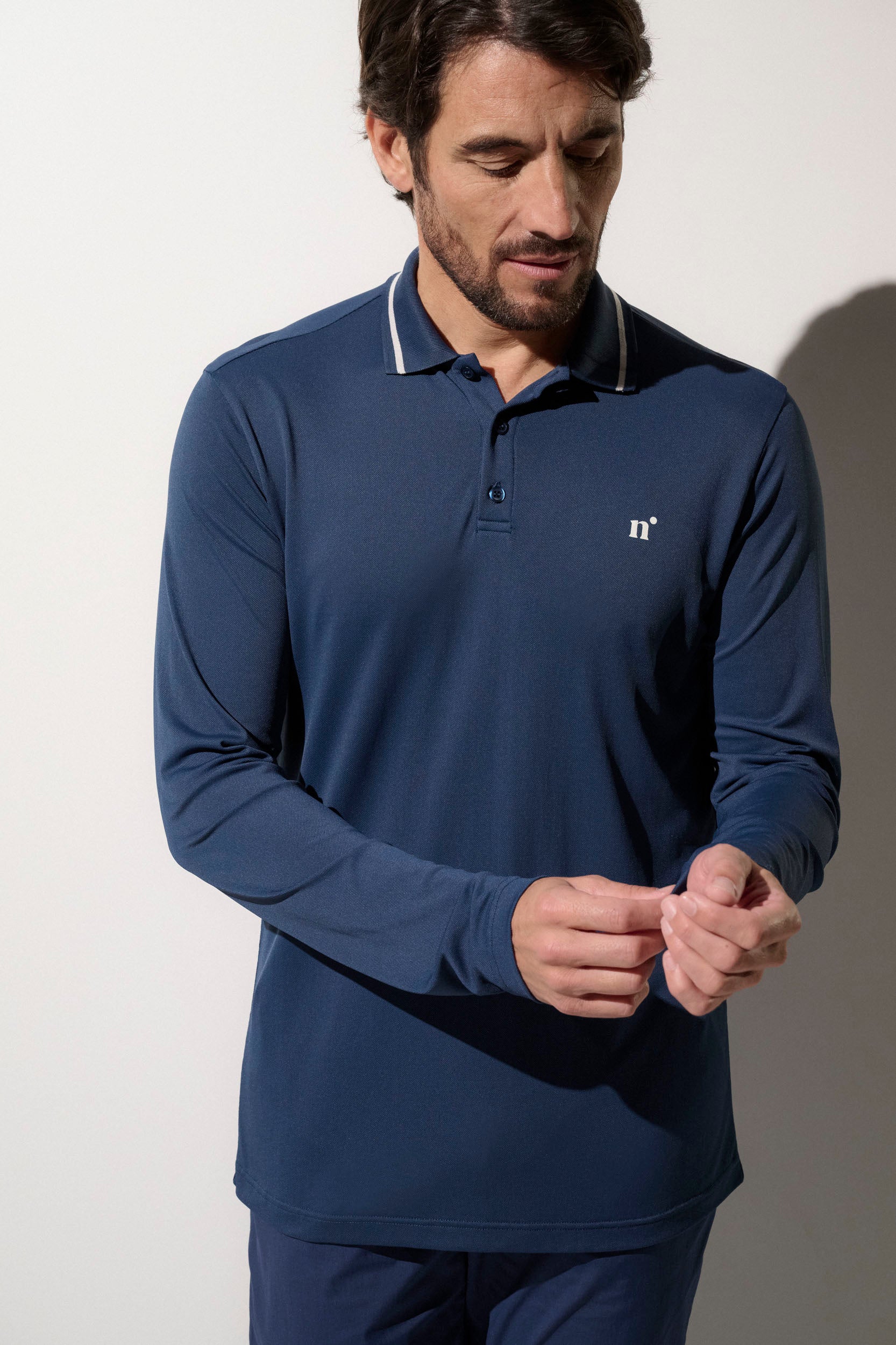 Polo anti-UV bleu marine pour homme, léger et respirant, idéal pour le golf sous le soleil avec protection UPF50+.