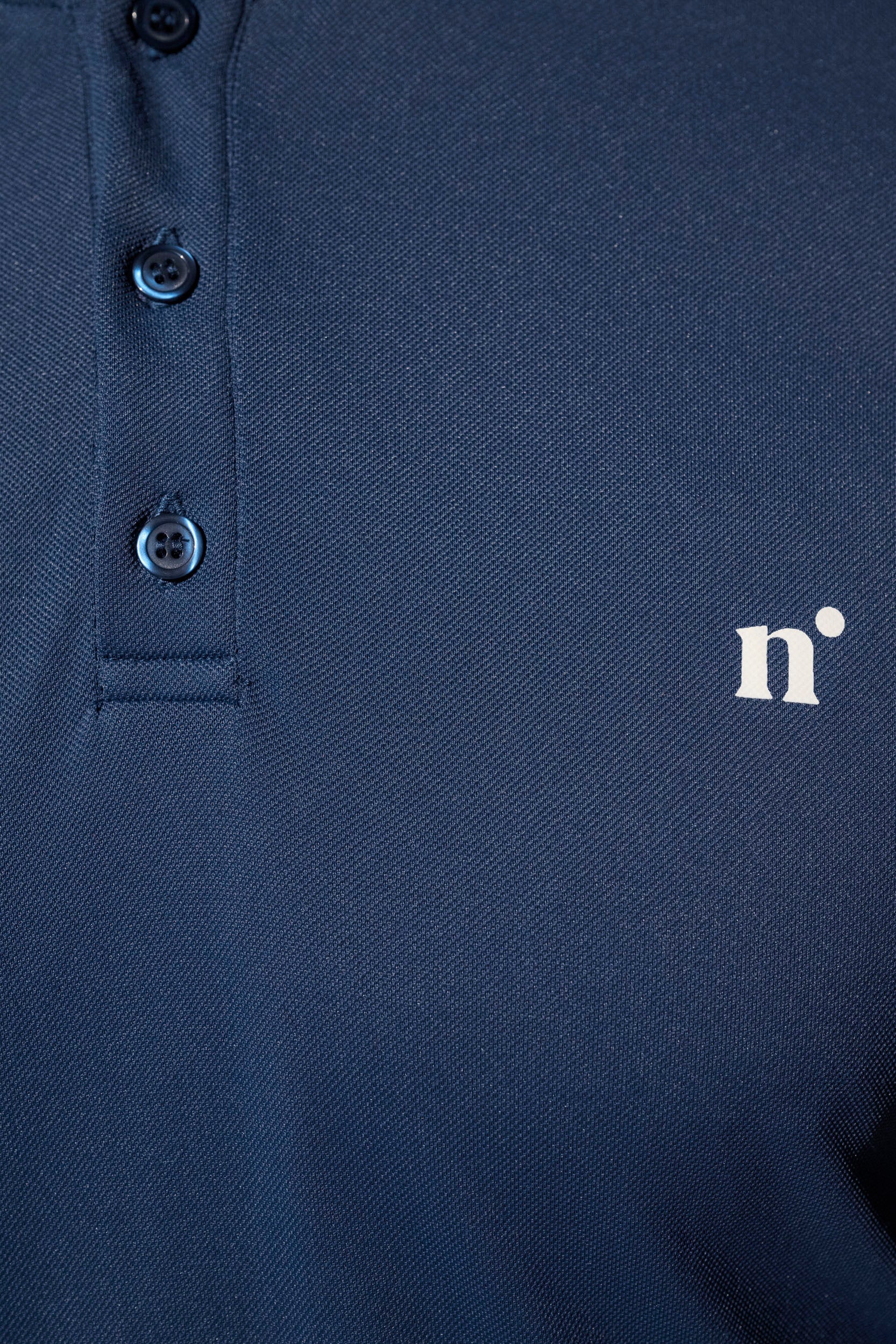 Polo anti-UV bleu marine pour homme, léger et respirant, parfait pour le sport sous le soleil.