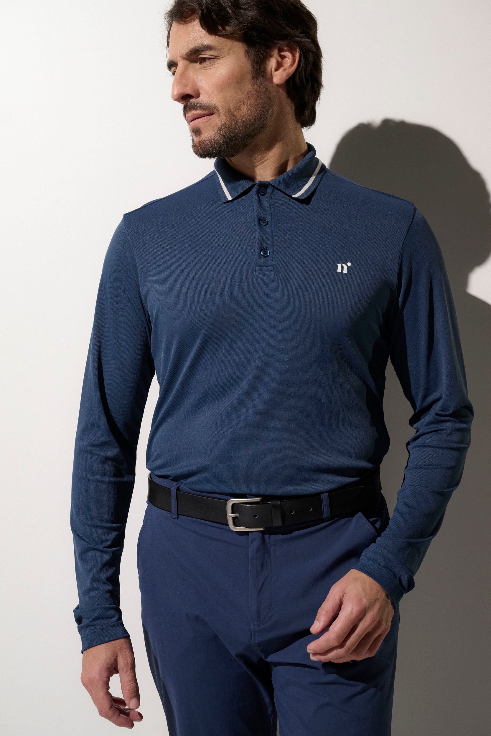 Polo anti-UV bleu marine UPF50+ pour homme, léger et respirant, idéal pour le golf par temps chaud.