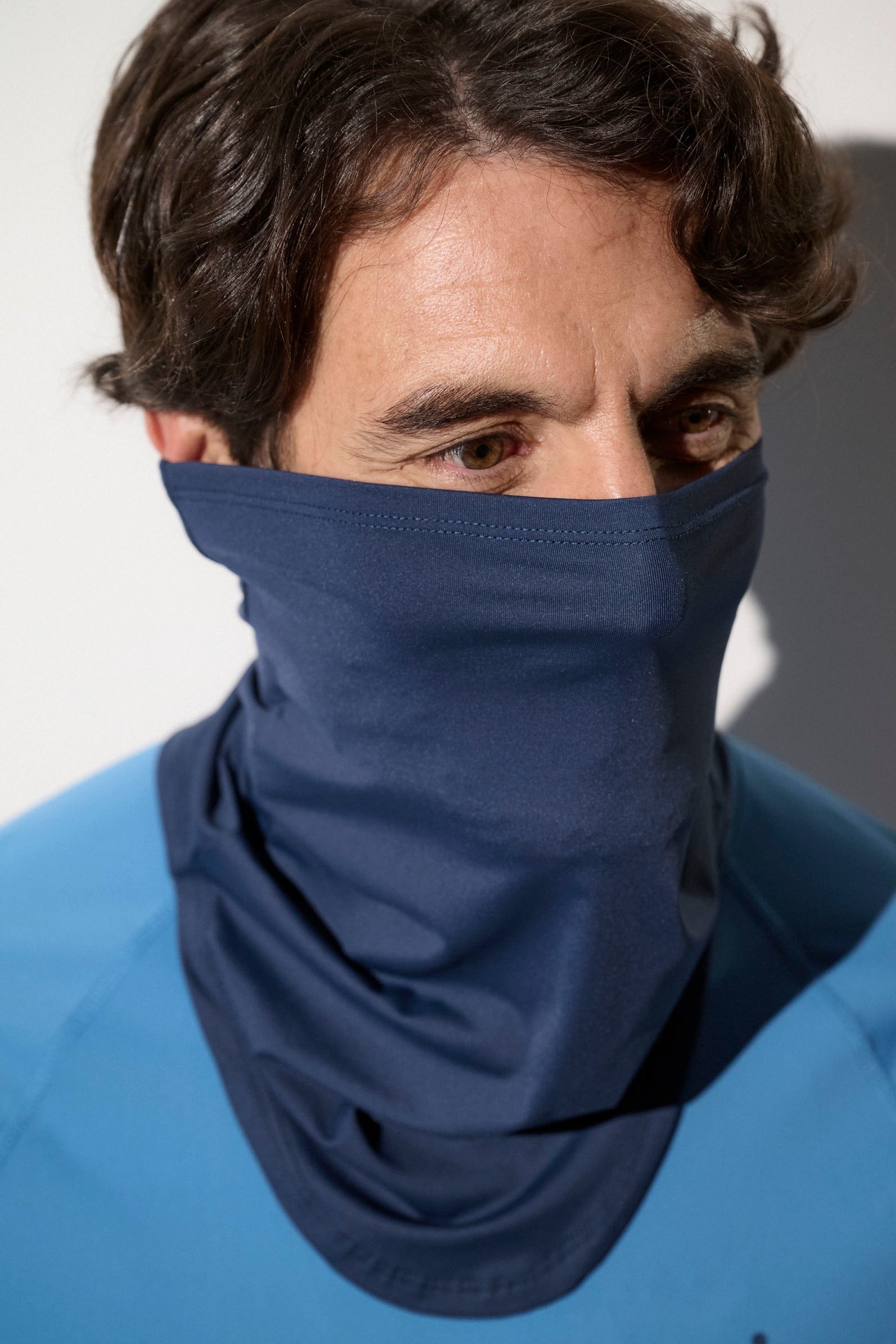 Tour de cou anti-UV bleu pour homme, léger, respirant, UPF 50+, idéal pour protection solaire lors d'activités extérieures.