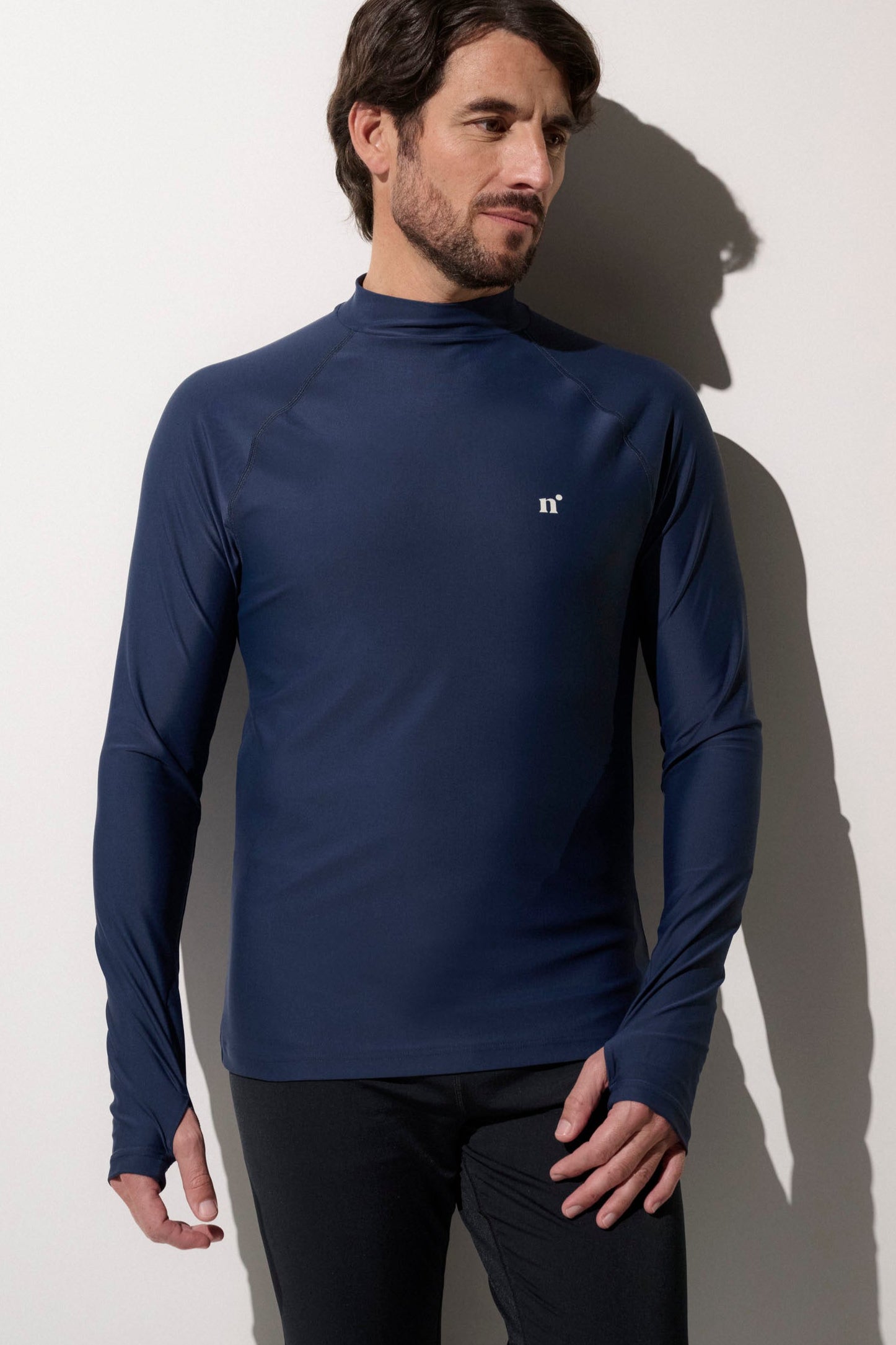 T-shirt de bain anti-UV bleu marine pour homme, UPF 50+, idéal pour activités nautiques et protection solaire.