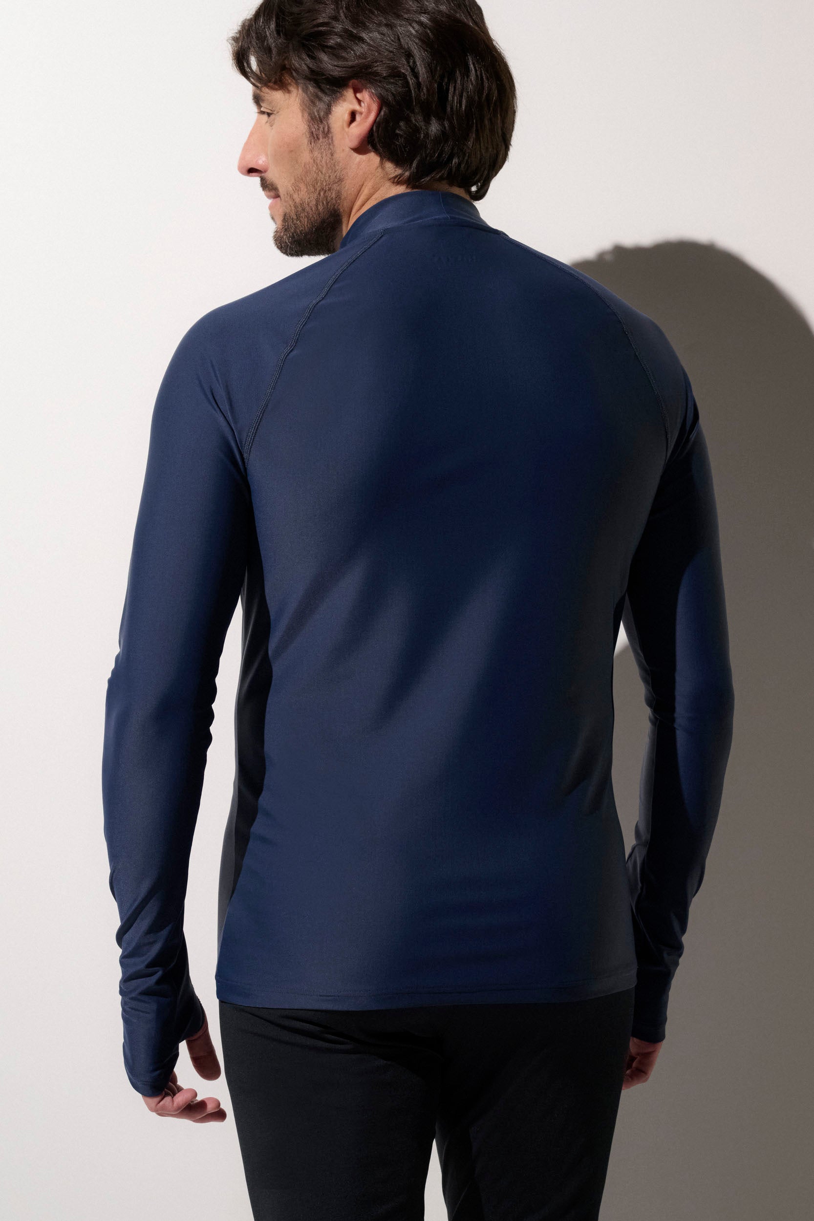 T-shirt de bain anti-UV pour homme, bleu foncé, UPF50+, idéal pour les activités aquatiques ensoleillées.