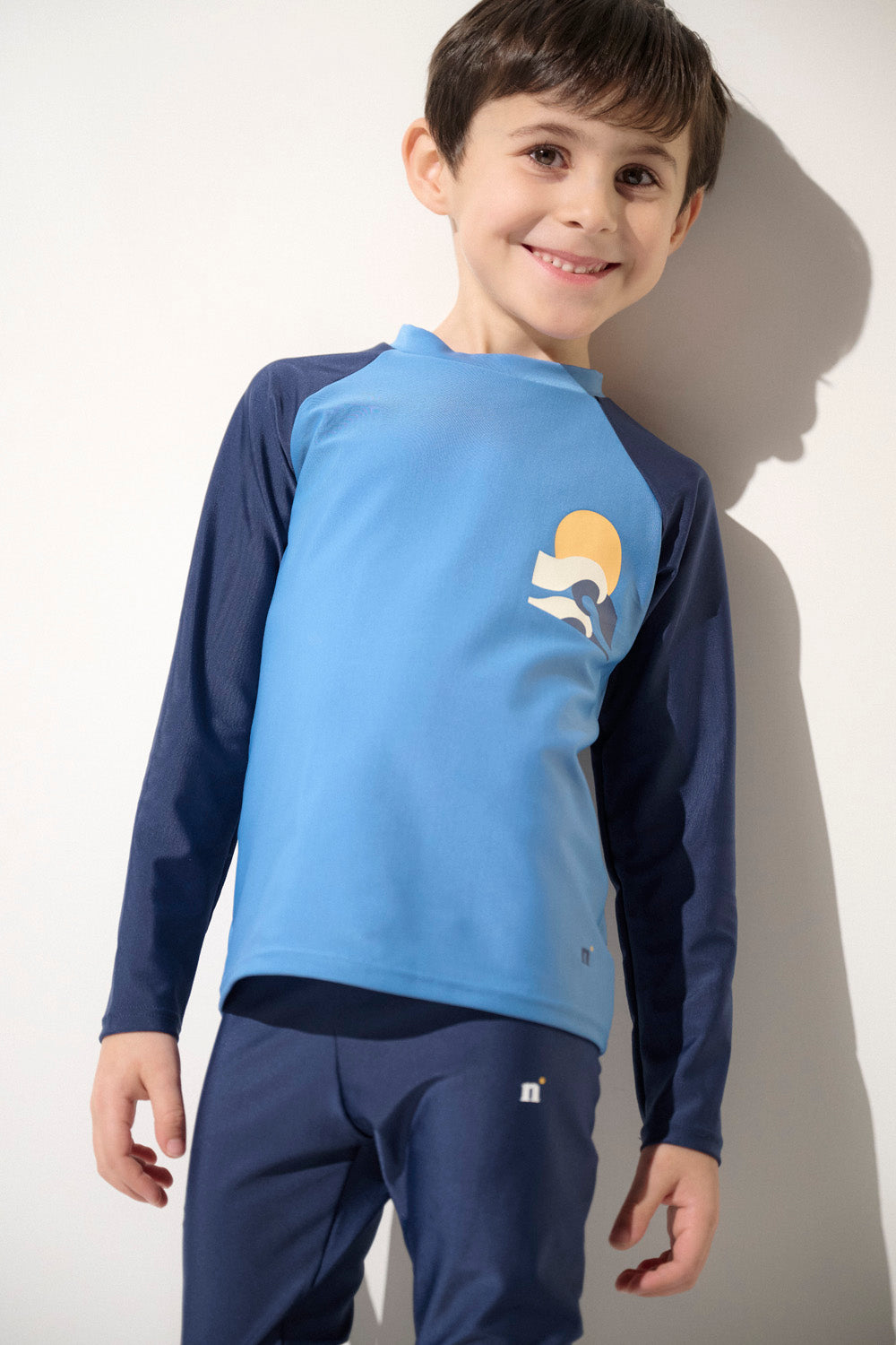 Blauwe UV-werende Kinderzwemshirt, Fidji, UPF 50 – Ker Sun Nederland Blauwe UV-werende Kinderzwemshirt, Fidji, UPF 50 – Ker Sun Nederland
