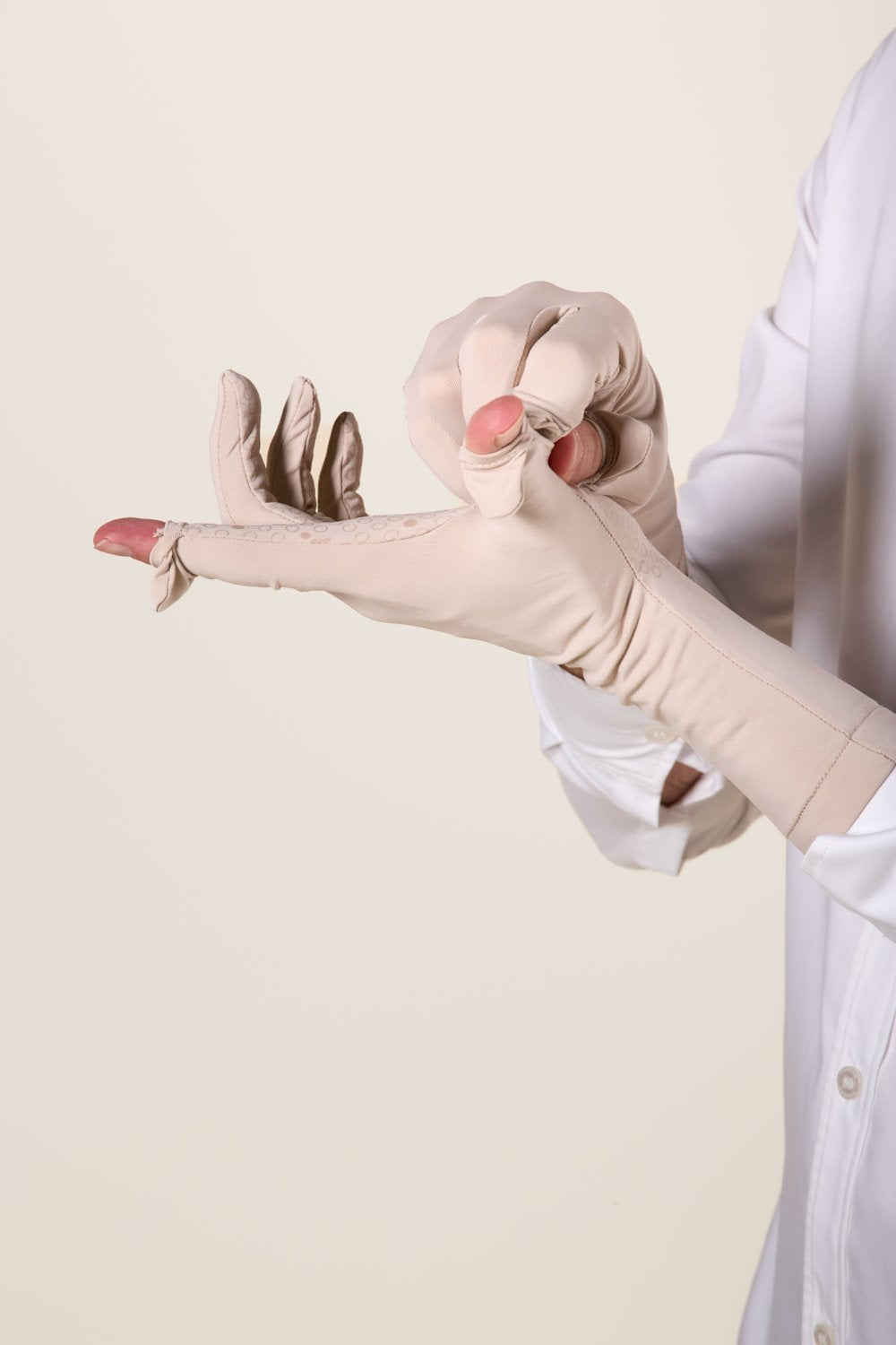 Gants anti-UV beige pour femme, offrant protection UPF50+, confort et adhérence pour activités en extérieur.