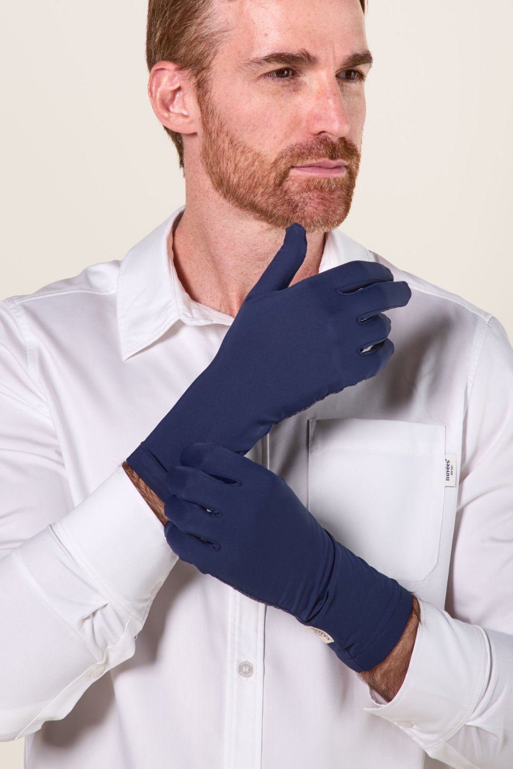 Gants anti-UV navy pour homme, confort et protection solaire UPF50+ dans des activités extérieures.