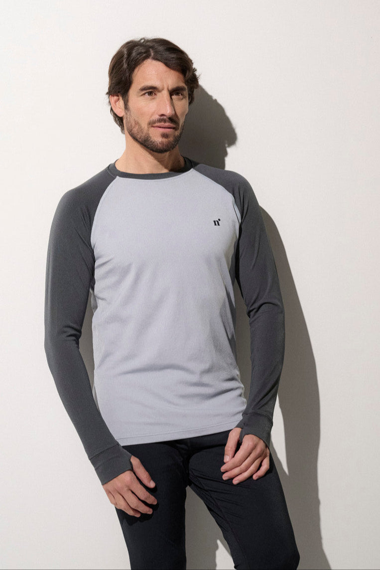 T-shirt de bain anti-UV gris et noir pour homme, respirant, UPF 50+, idéal pour les activités aquatiques.