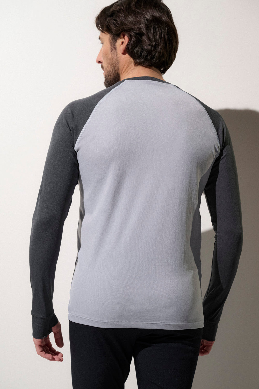 T-shirt de bain anti-UV gris pour homme, manches longues, léger, UPF 50+ pour protection solaire lors des activités aquatiques.