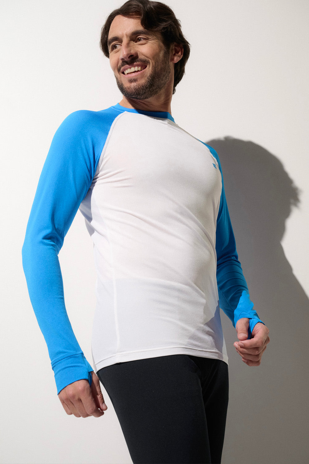 T-shirt de bain anti-UV blanc et bleu pour homme, manches longues, UPF 50+, idéal pour activités aquatiques.