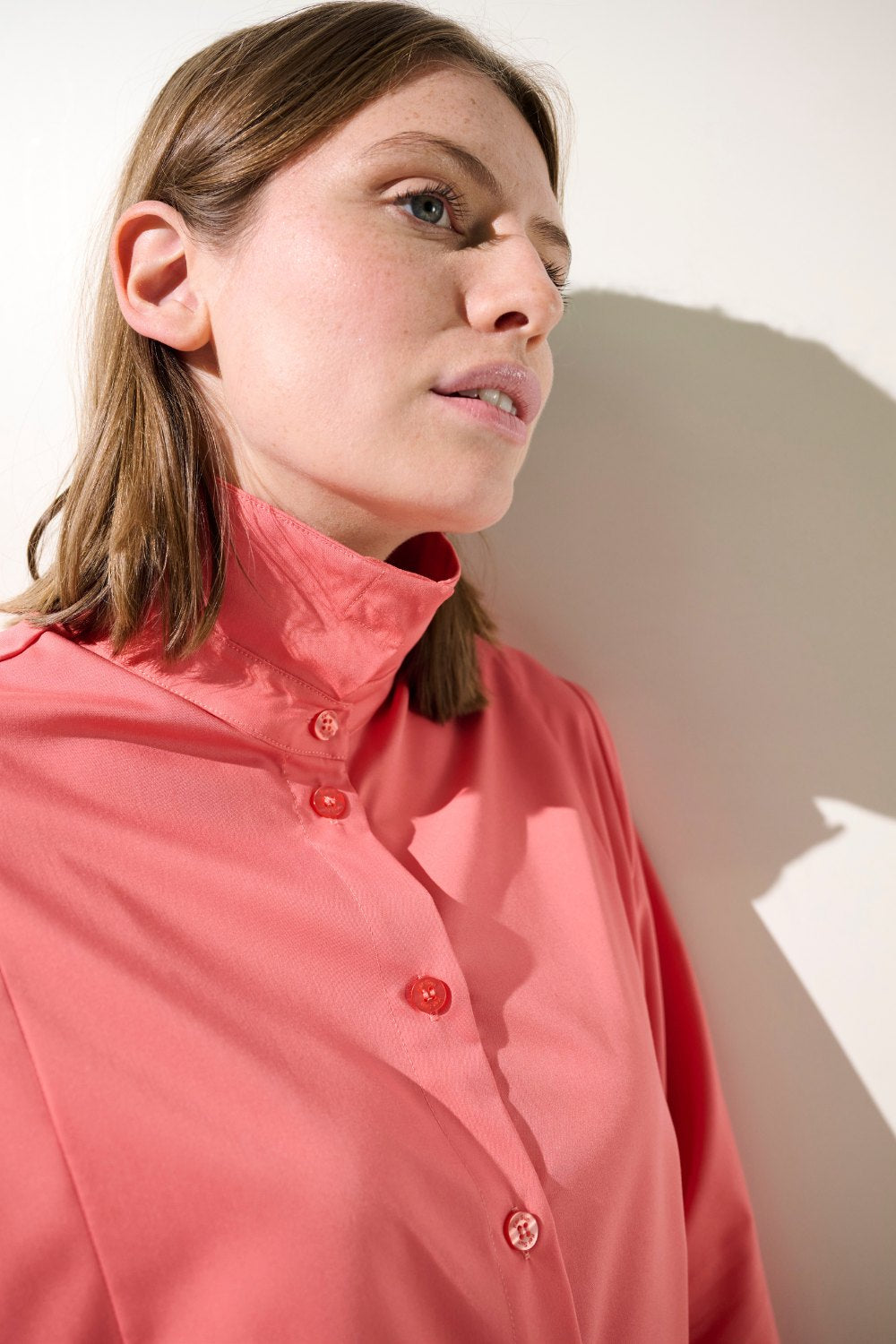 Chemise longue anti-UV - Antibes rose pour femme, élégante et légère avec col relevé, idéale pour se protéger du soleil.