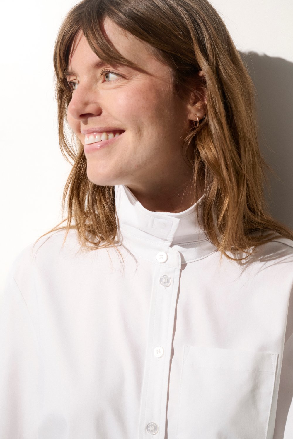 Chemise anti-UV pour femme, avec col aimanté pour protéger le cou et la nuque des UV tout au long de la journée.