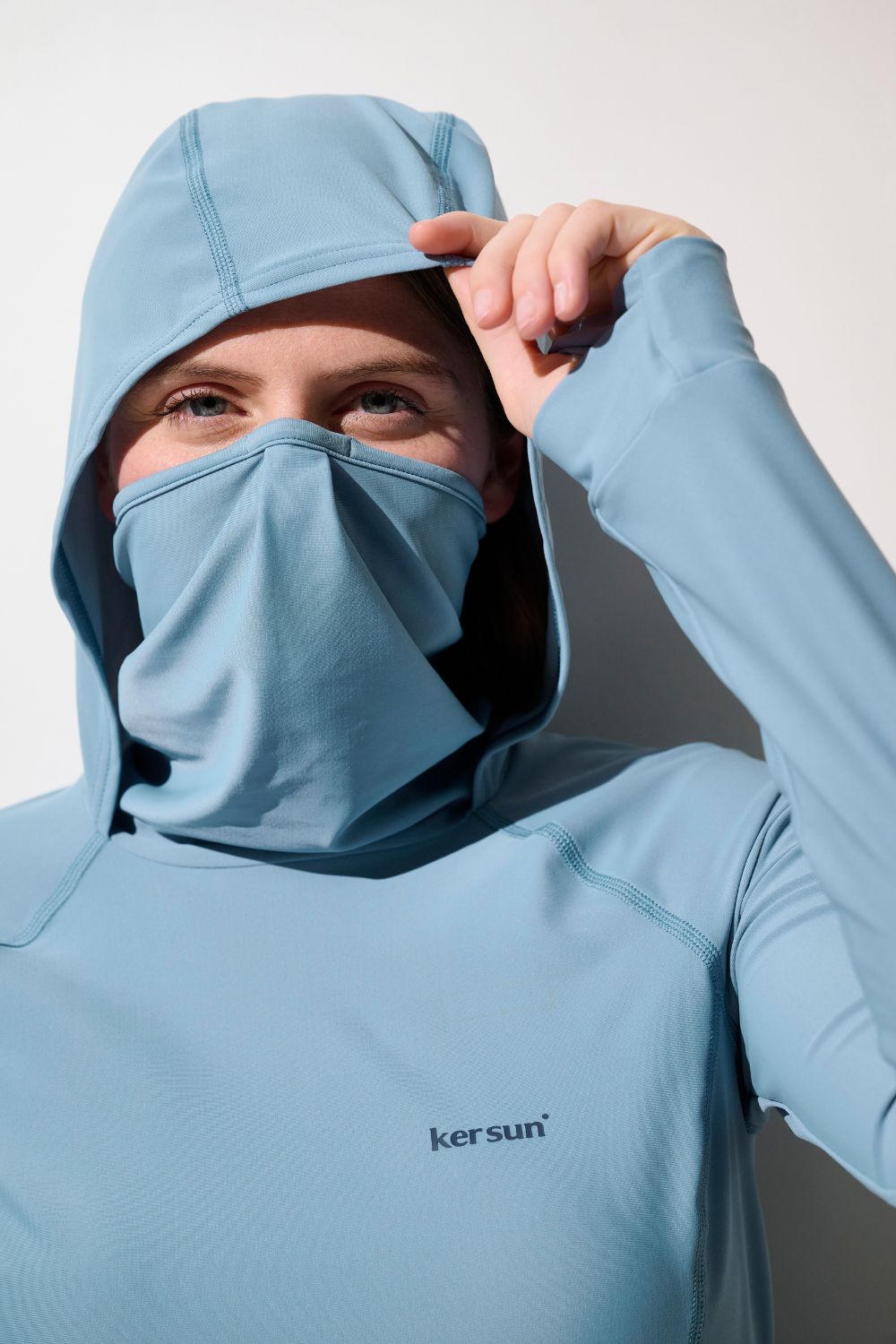 T-shirt de bain anti-UV - Galápagos, femme en bleu avec capuche, protection solaire UPF 50+ pour activités aquatiques.