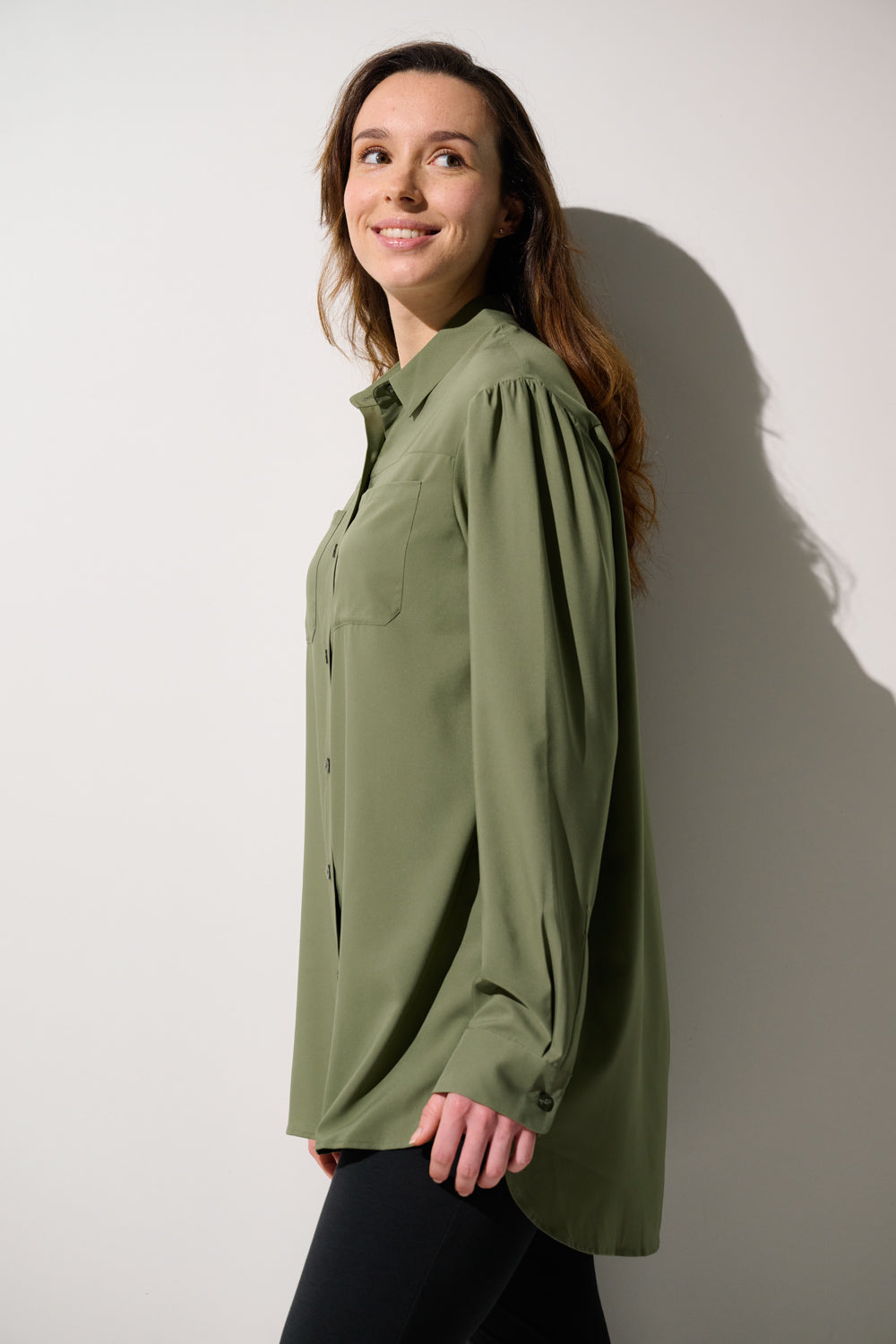 Chemise longue anti-UV - Faro olive pour femme, élégante et légère, parfaite pour les activités de plein air.