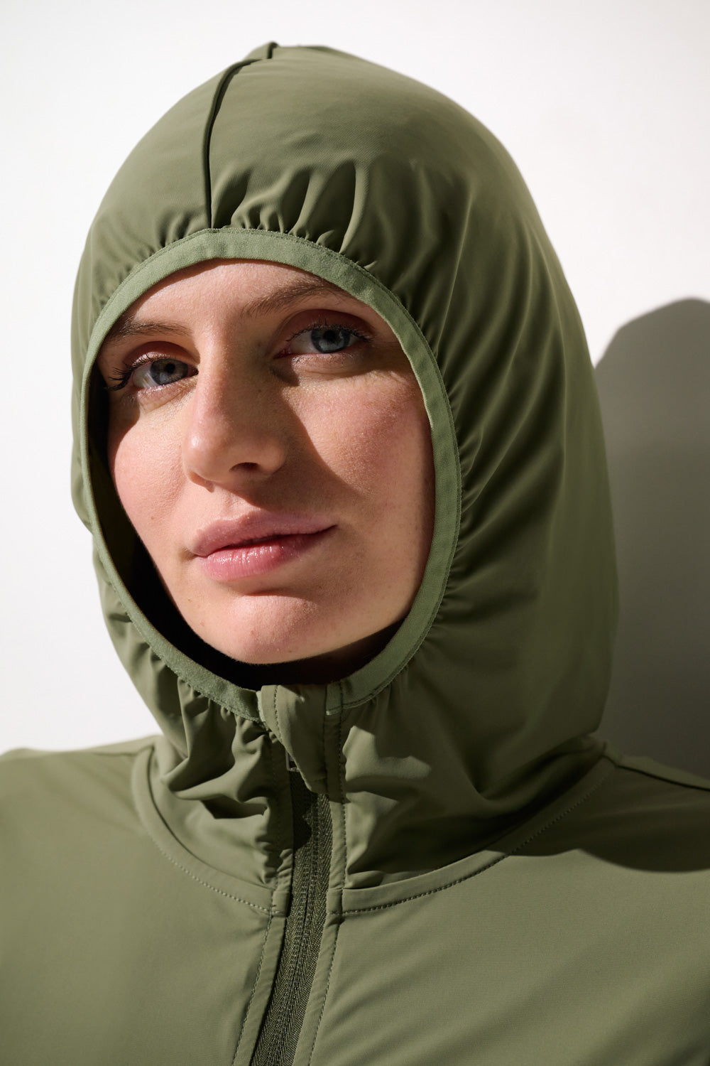 Veste anti-UV - Oasis olive pour femme, légère et respirante, offrant une protection solaire UPF 50+.