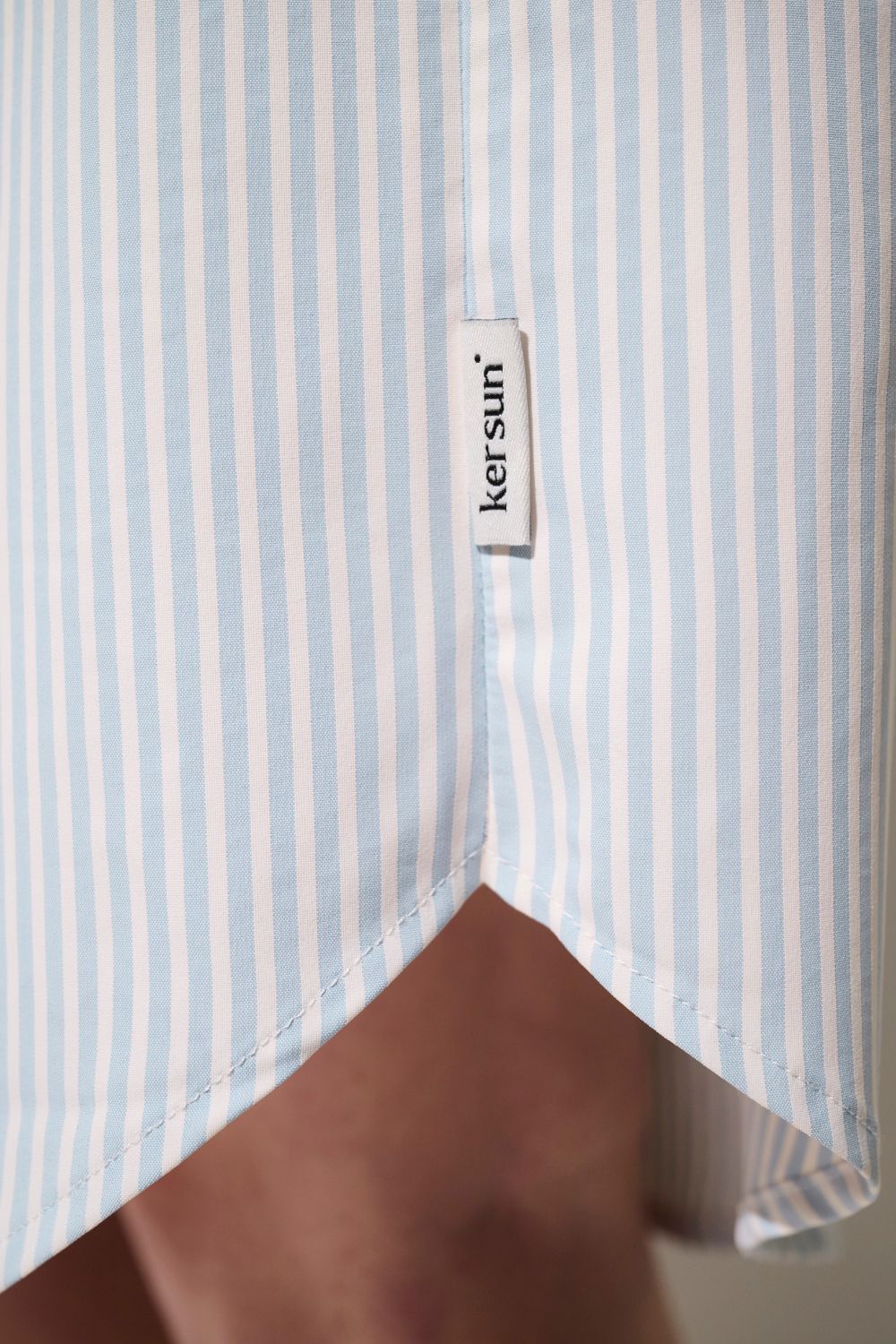 Détail d'une robe anti-UV - Sylt Ker Sun, tissu léger rayé bleu et blanc, offrant confort et protection solaire.