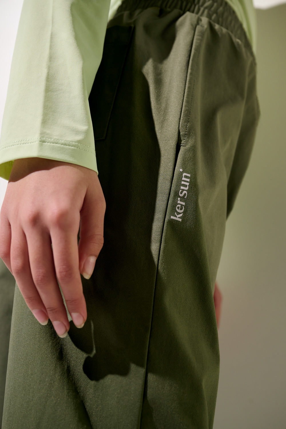 Pantalon anti-UV - Oasis en vert, confortable pour enfant, tissu léger UPF 50+ de la marque Ker Sun.