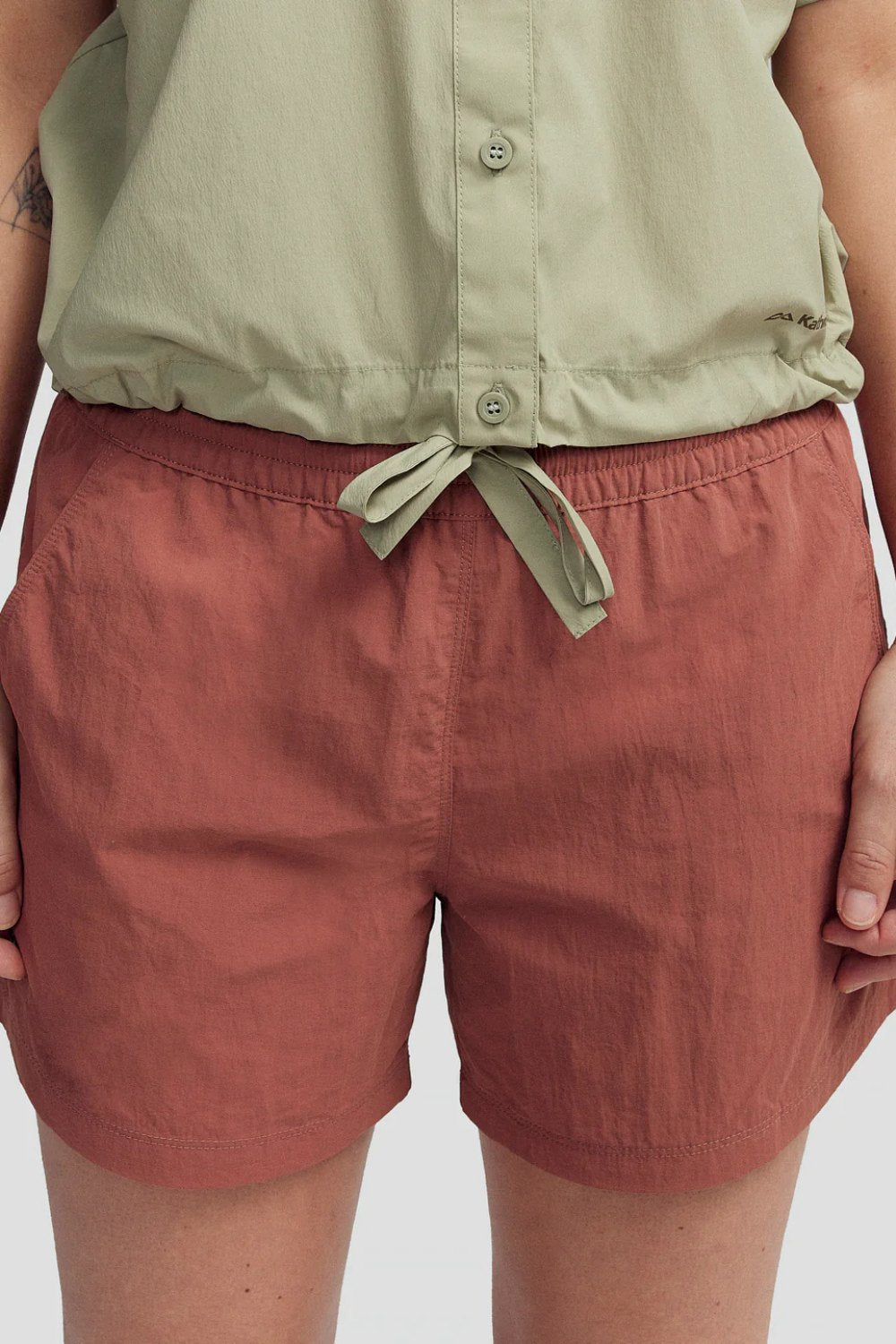 Shorts anti-UV rose léger pour femme, avec taille élastique et cordon, parfaits pour les journées ensoleillées.