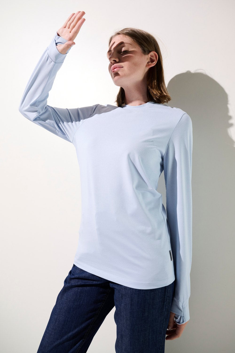 T-shirt anti-UV bleu clair pour femme avec manches longues, UPF 50+, parfait pour les activités en extérieur.