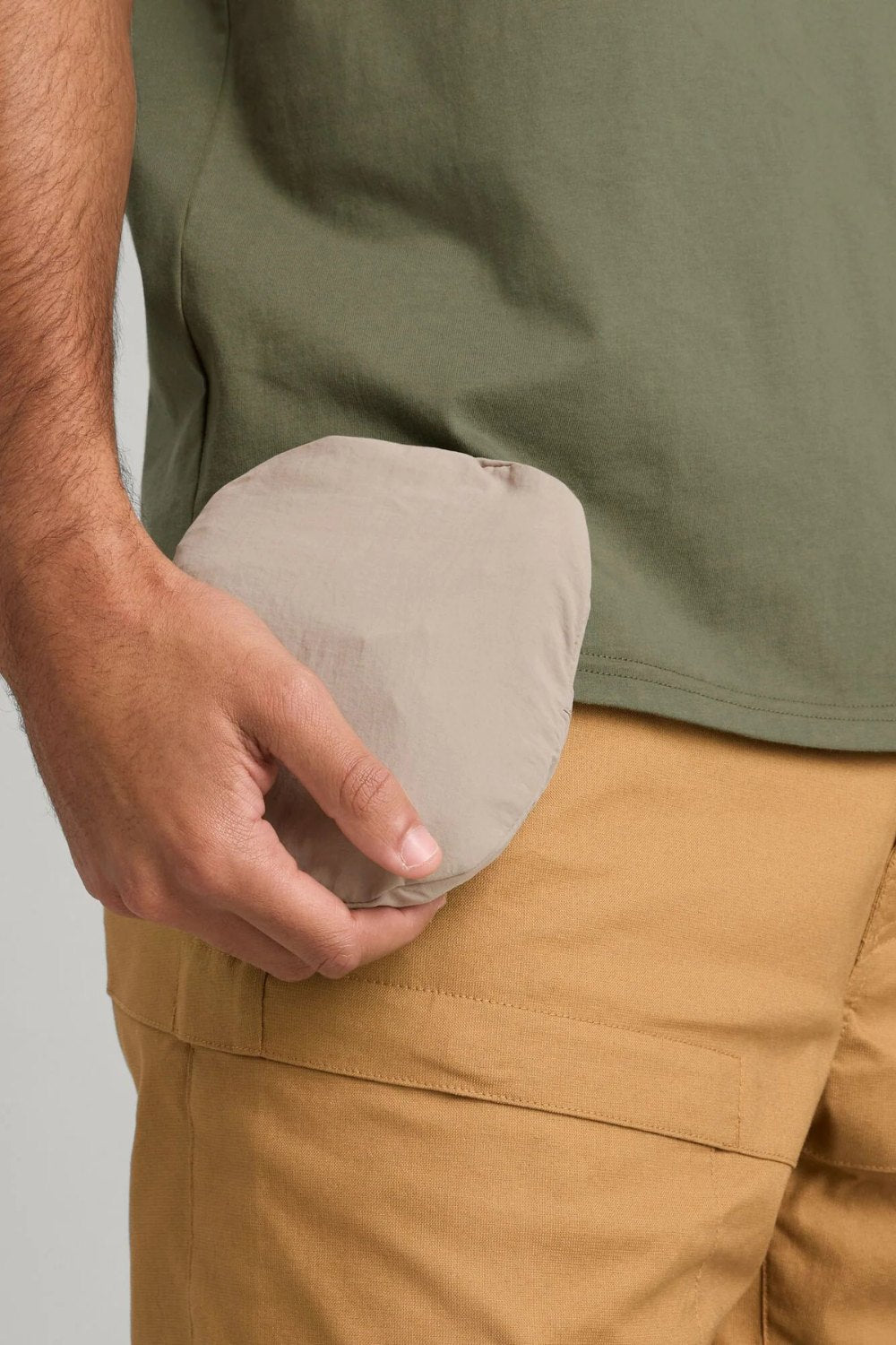 Bob anti-UV - Evry-Day beige, léger et compressible, porté par un homme, idéal pour la protection solaire.