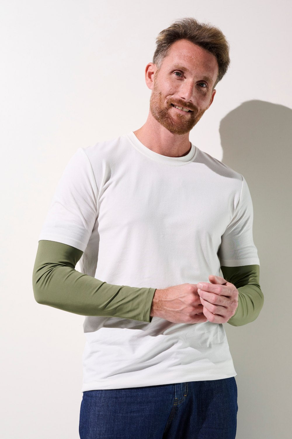 Manches anti-UV - Gobi, T-shirt blanc avec manches longues vertes pour homme, protection solaire UPF 50+.