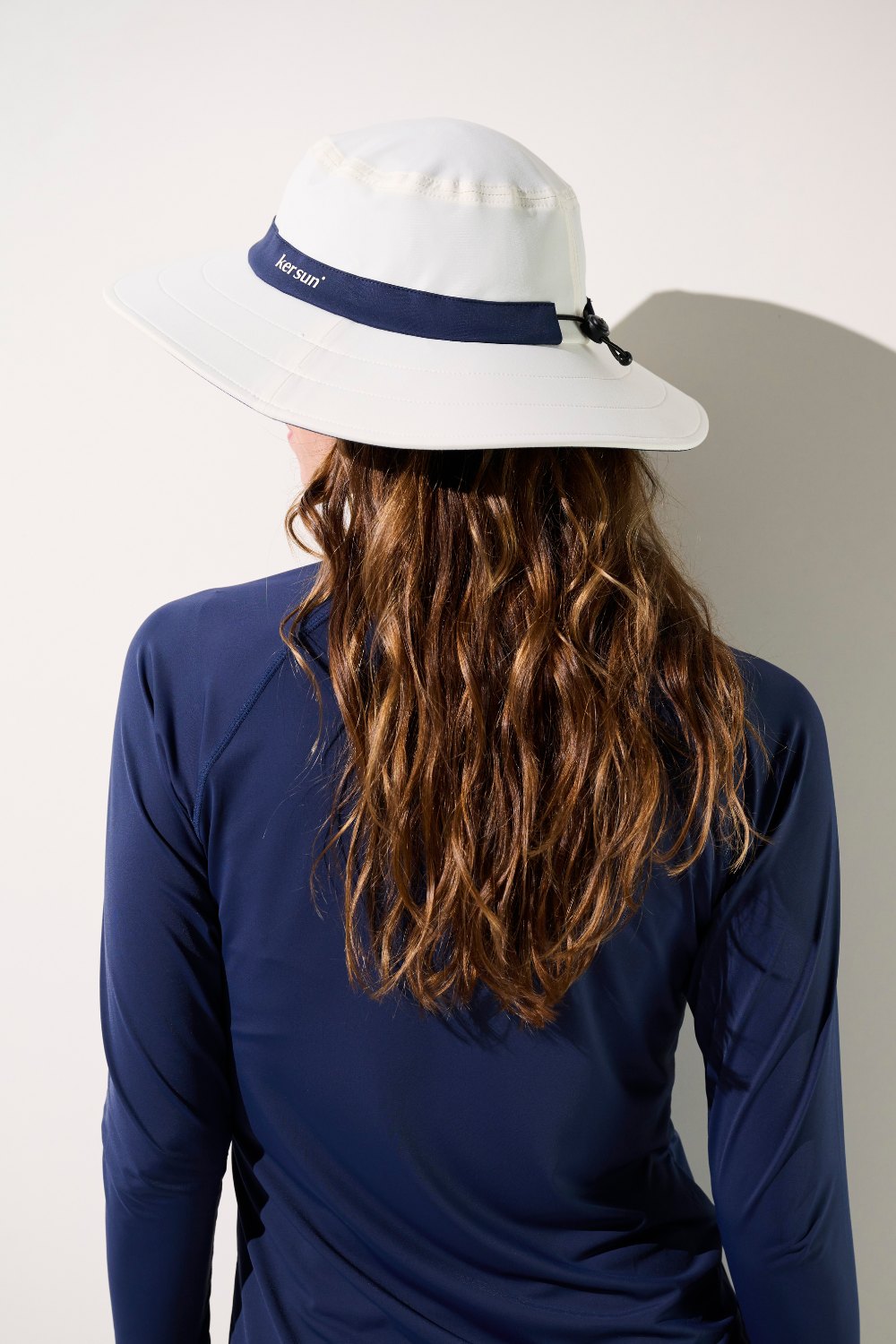 Chapeau de bain anti-UV - Galápagos blanc avec bande bleue, conçu pour femme, idéal pour les activités en plein soleil.