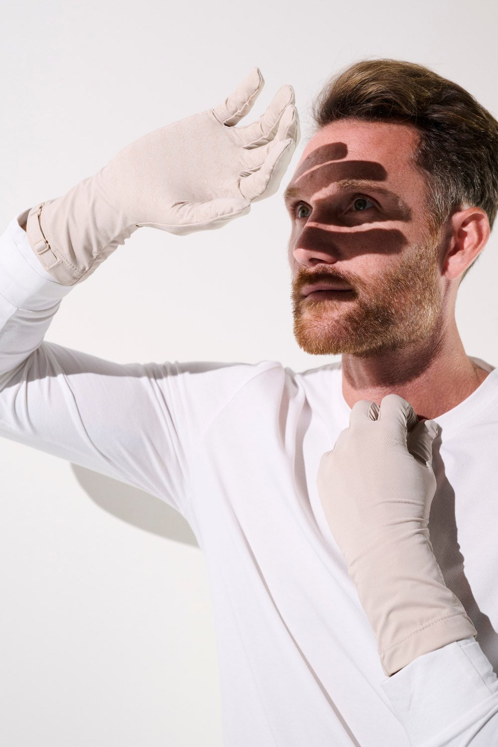 Homme portant des gants anti-UV beige Mojave, confortables et élégants, offrant une protection solaire UPF 50+.