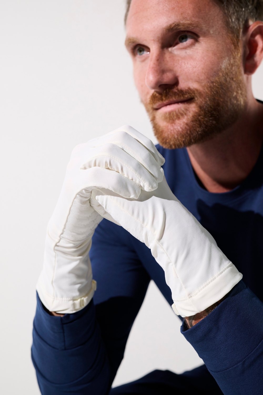 Gants anti-UV - Mojave en blanc, portée par un homme, offrant protection solaire UPF 50+ et confort.