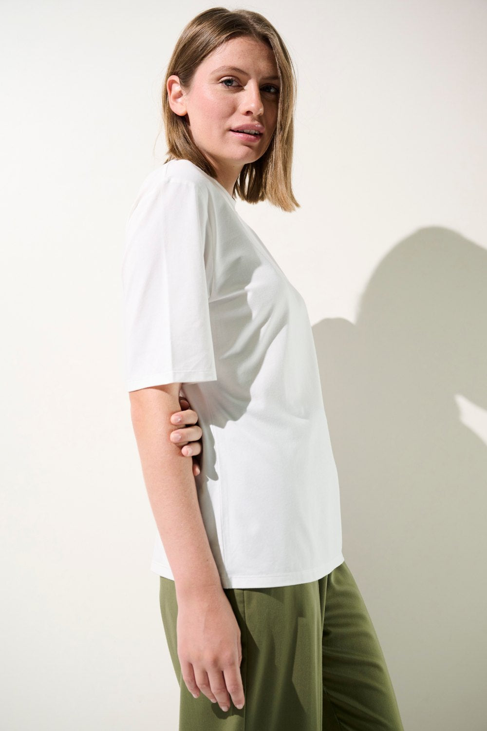 T-shirt anti-UV blanc pour femme, léger, UPF 50+, parfait pour des journées décontractées en extérieur.