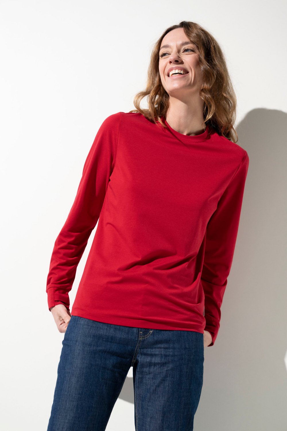 T-shirt anti-UV rouge pour femme, léger et confortable, conçu pour une protection solaire quotidienne UPF 50+.