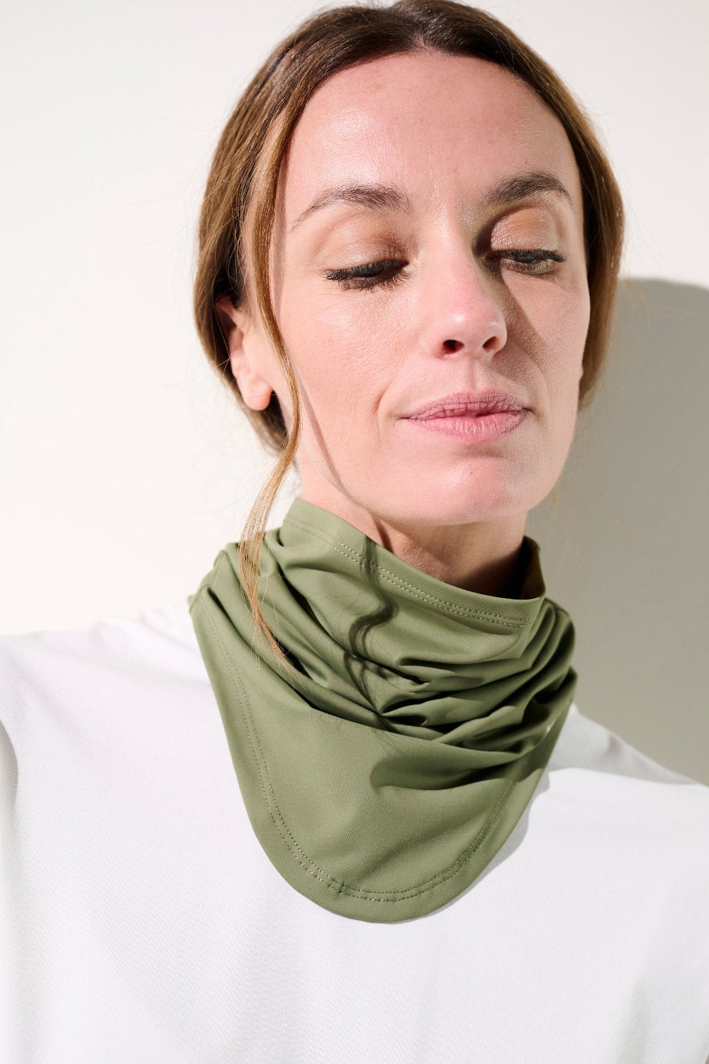 Tour de cou anti-UV - Boston en vert olive pour femme, léger et confortable pour protection solaire UPF 50+.