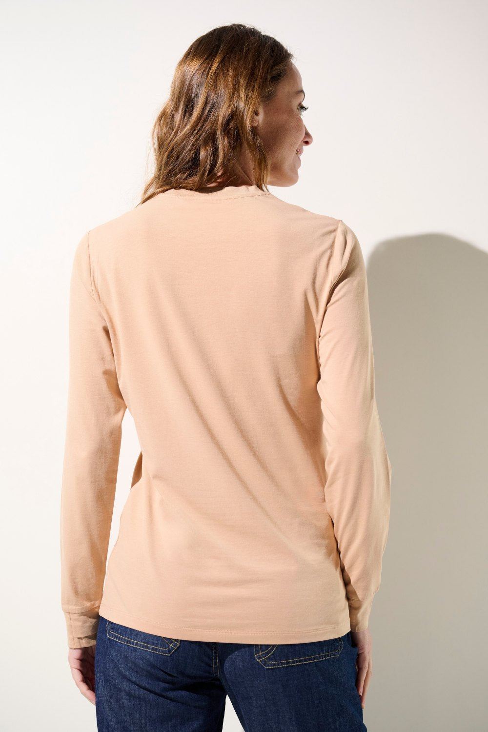 T-shirt anti-UV beige à manches longues pour femme, léger et confortable, offrant une protection solaire UPF 50+.