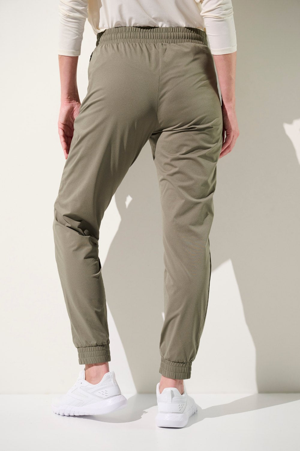 Pantalon anti-UV - Oasis kaki pour femme, léger et élégant, idéal pour une protection solaire UPF 50+.