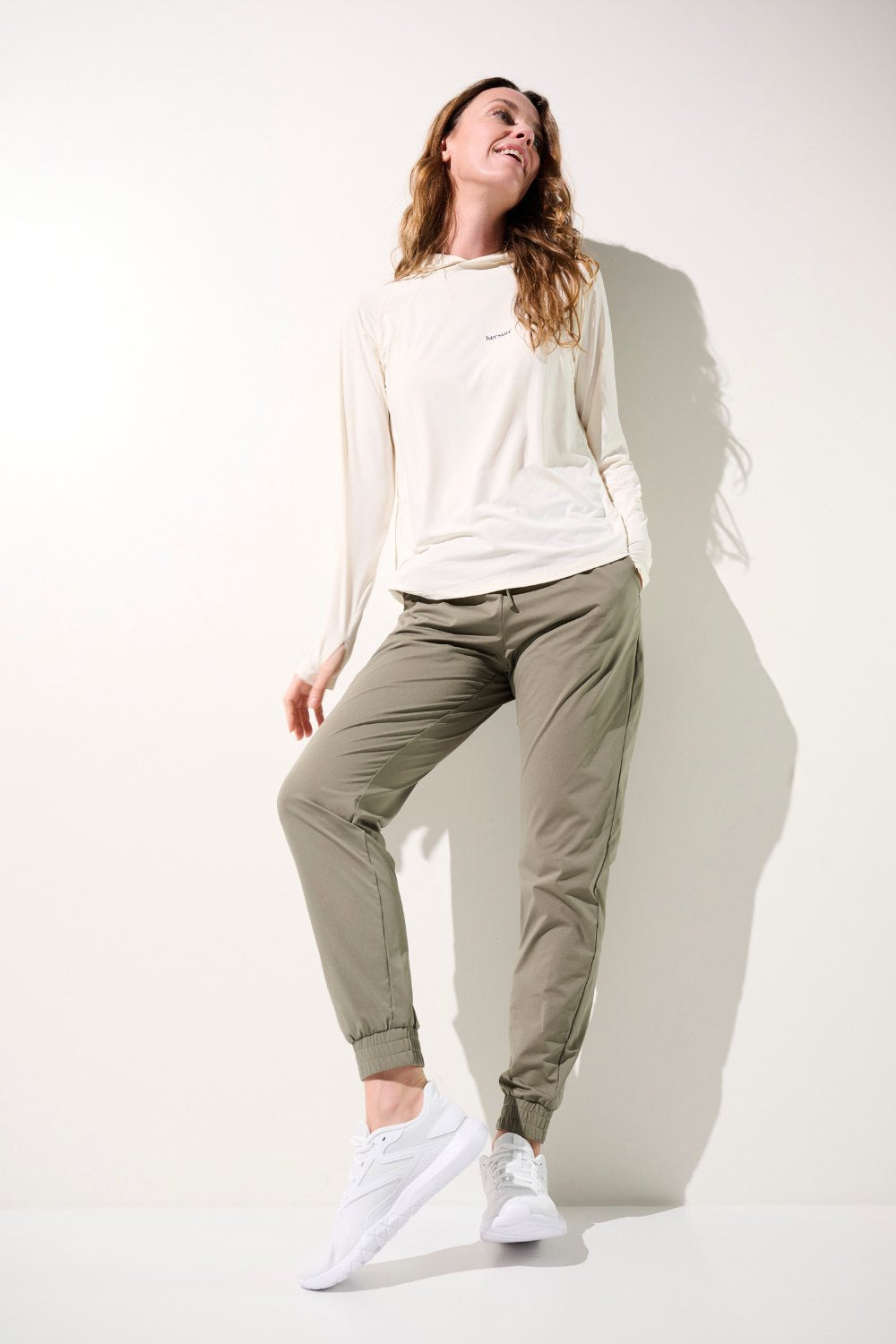 Pantalon anti-UV - Oasis, beige et vert pour femme, confortable et léger, idéal pour les activités ensoleillées.
