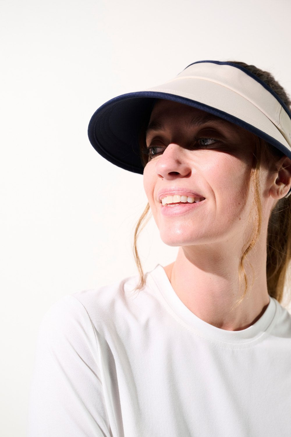 Visière anti-UV Augusta beige pour femme, protection solaire efficace conçue pour les activités sportives.