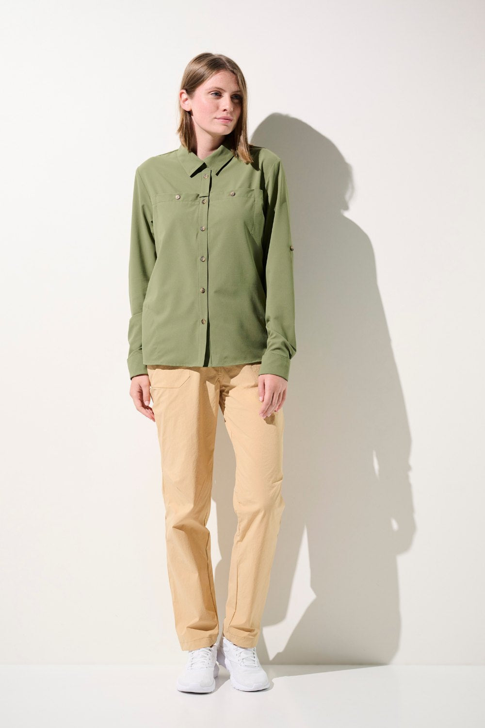 Chemise anti-UV Sequoia verte UPF 50+ pour femme, confortable et légère pour les activités de plein air.