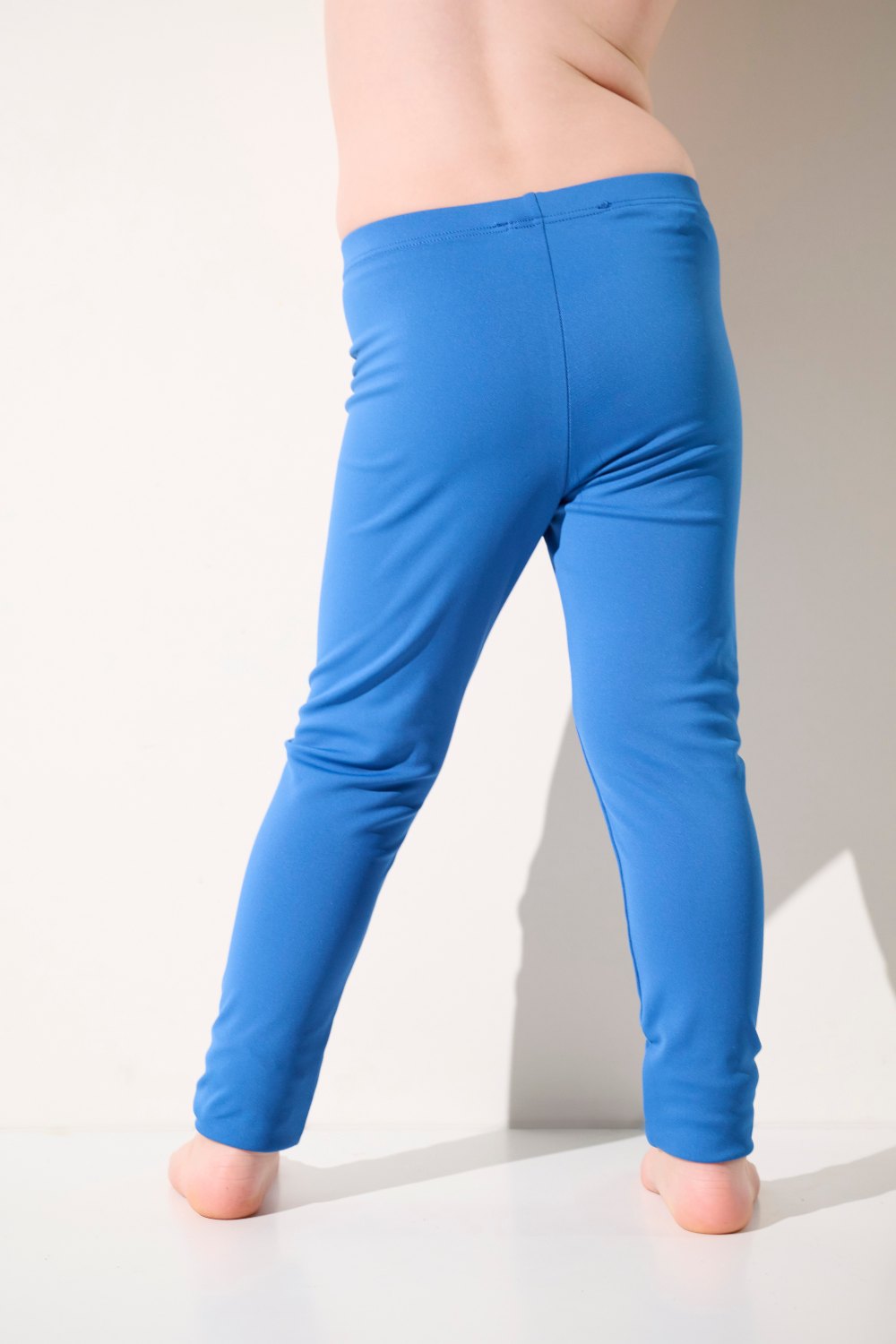 Legging de bain anti-UV bleu pour enfant, léger et confortable, offrant une protection solaire UPF 50+.