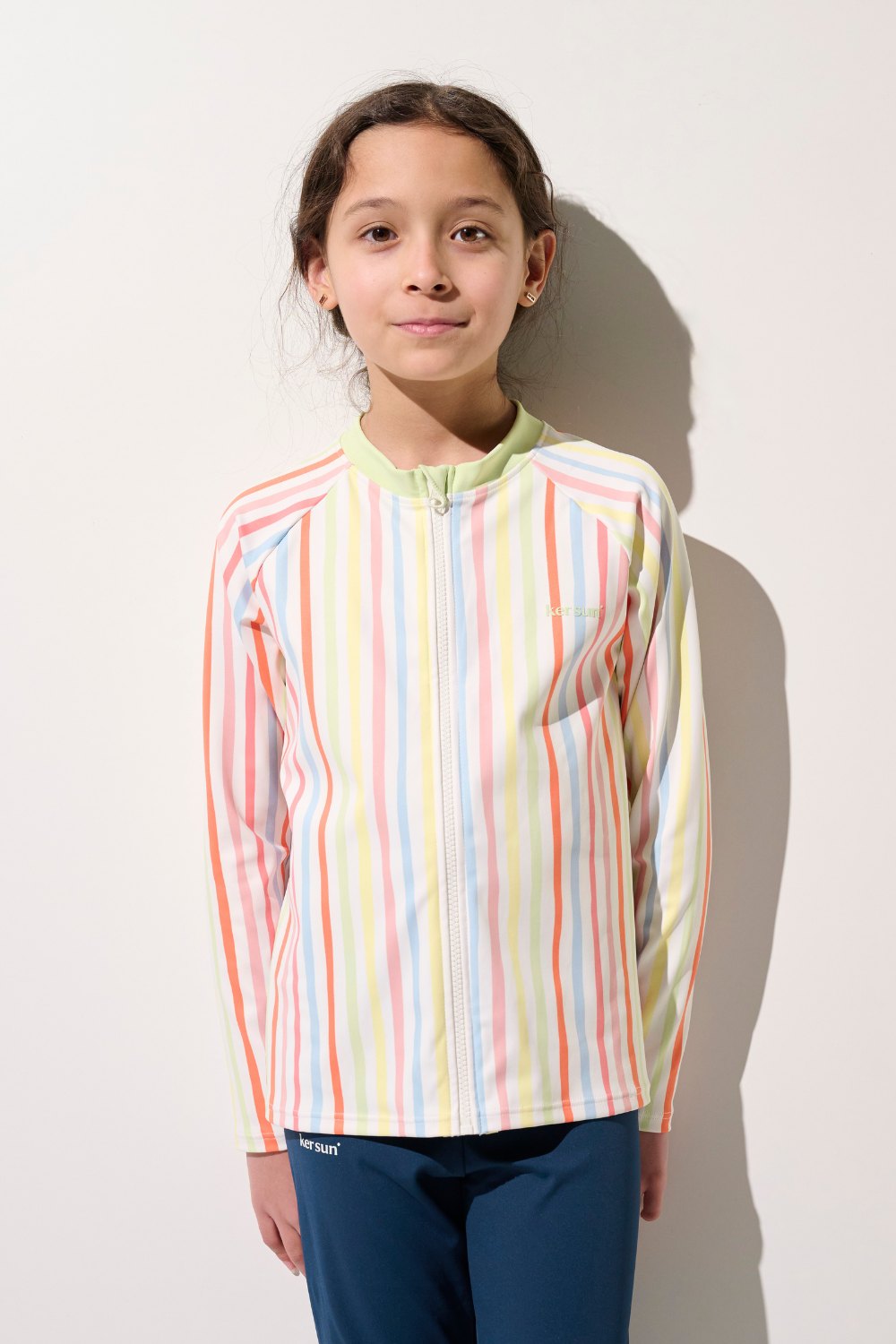 Veste de bain anti-UV - Fidji pour enfant, rayée et respirante, UPF 50+ pour jouer en toute sécurité au soleil.