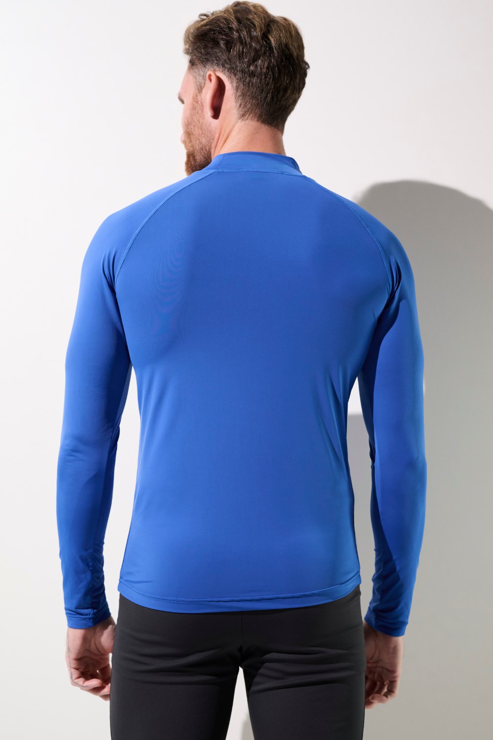 T-shirt de bain anti-UV - Malibu, homme portant un haut bleu à manches longues, protection solaire UPF 50+.