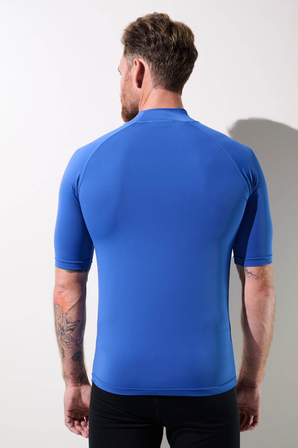 T-shirt de bain anti-UV bleu pour homme, léger et respirant, UPF 50+ pour protection solaire lors d'activités aquatiques.