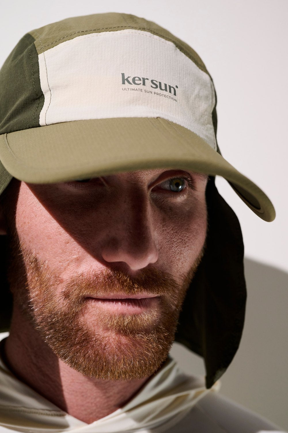 Casquette anti-UV Sequoia Ker Sun, homme portant une casquette olive UPF 50+ pour protection solaire.