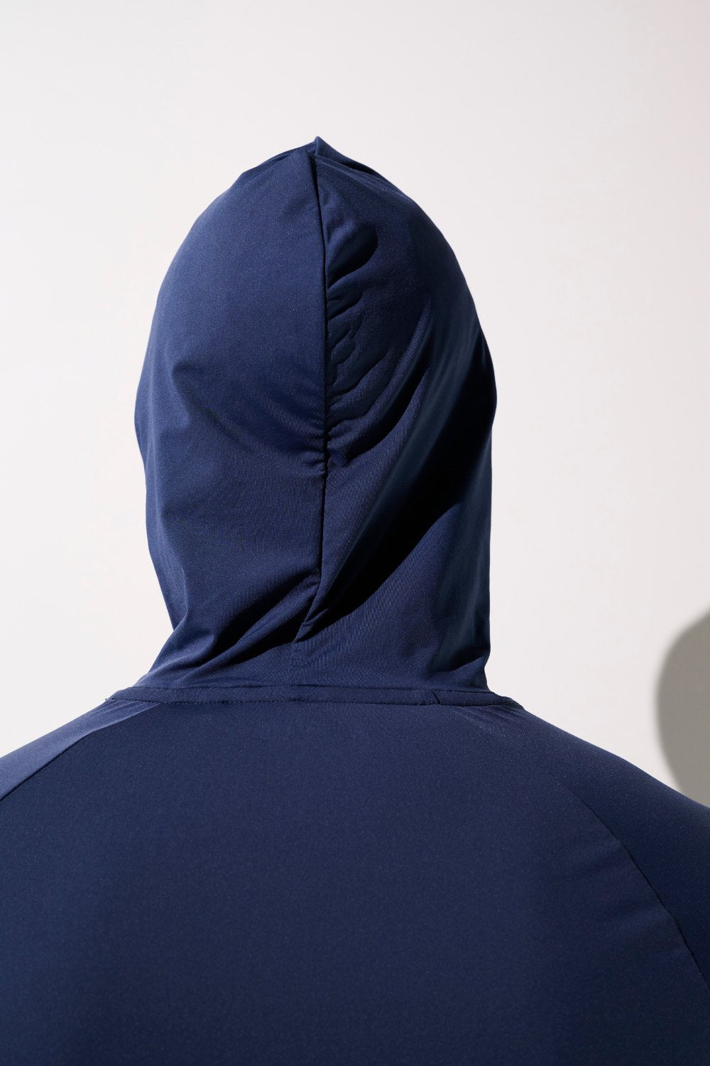 T-shirt anti-UV à capuche bleu pour homme, léger et respirant, offrant protection solaire UPF 50+.