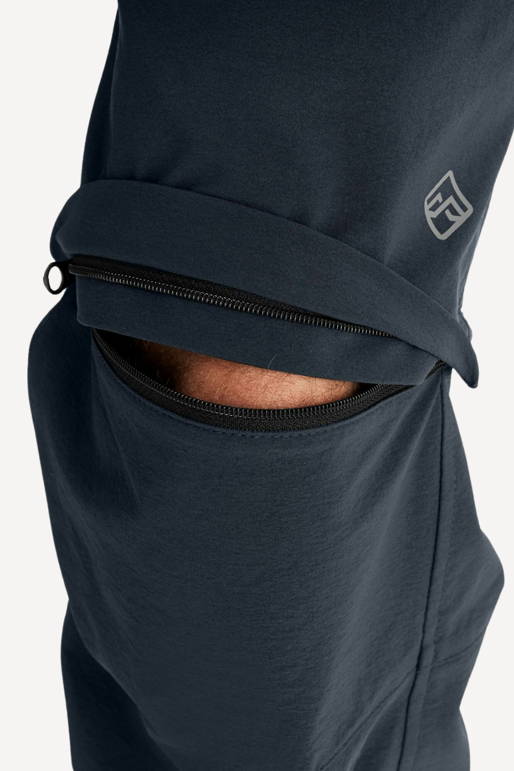 Pantalon anti-UV convertible en tissu léger, fermeture éclair sur le genou, couleur bleu marine.