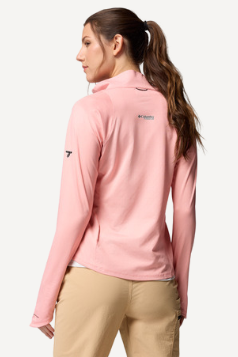 Femme portant un t-shirt anti-UV rose manches longues UPF 50+ pour activités en extérieur, marque Columbia.