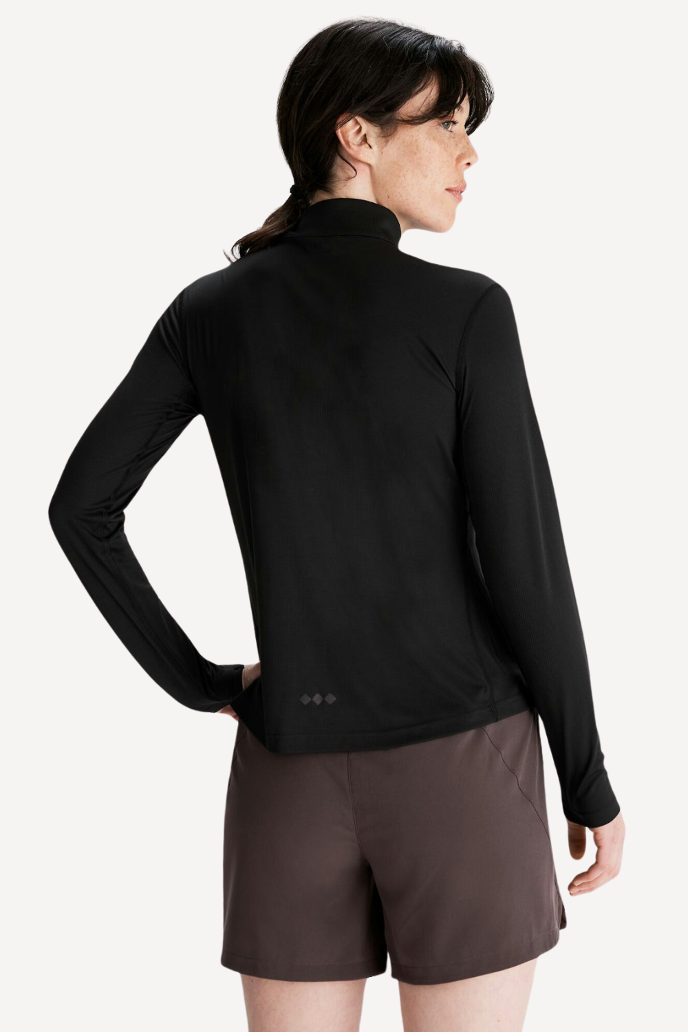 T-shirt anti-UV femme noir à manches longues, léger et respirant, parfait pour la protection solaire quotidienne.