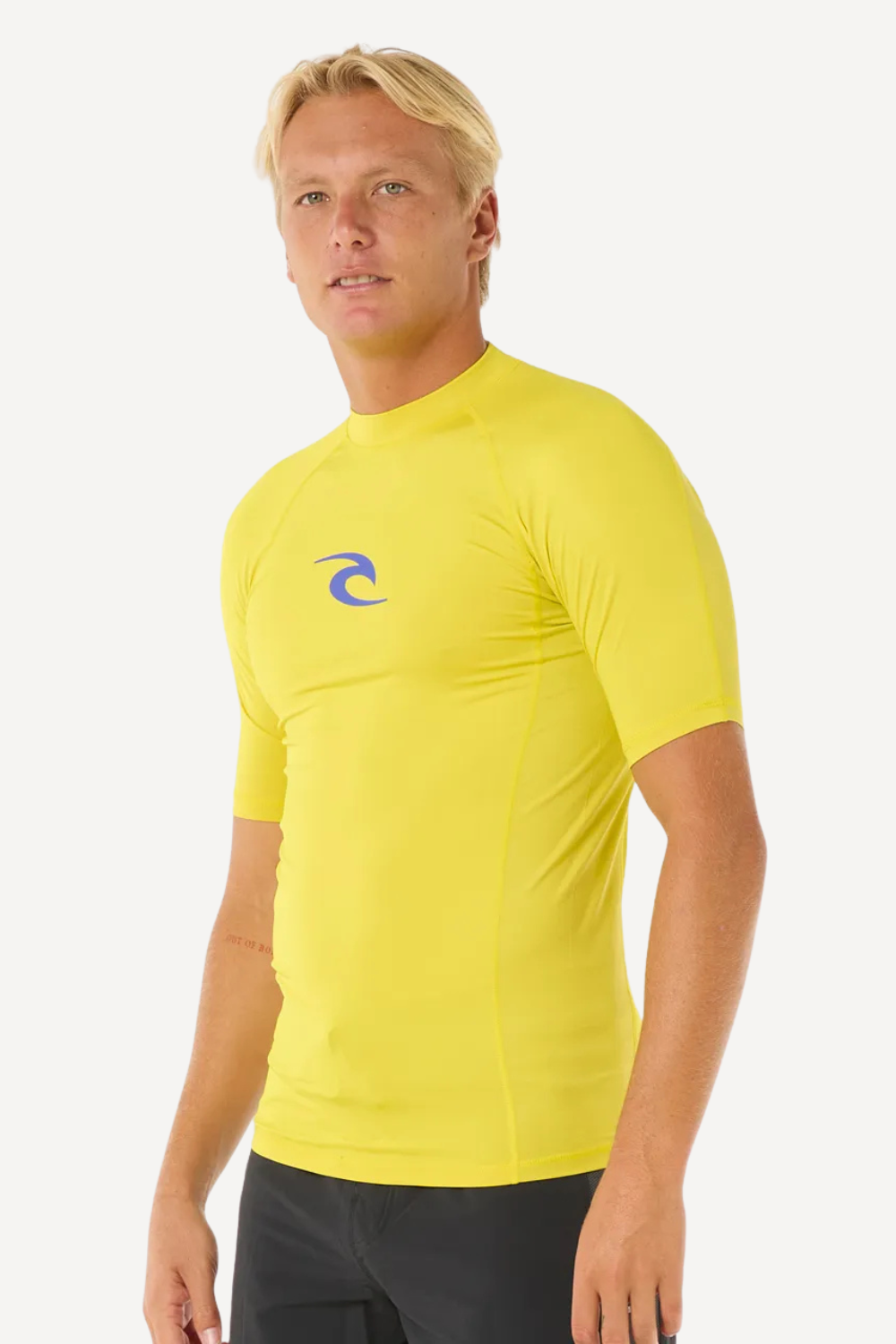 T-shirt de bain anti-UV jaune pour homme, UPF 50+, confortable et élégant pour les activités aquatiques.
