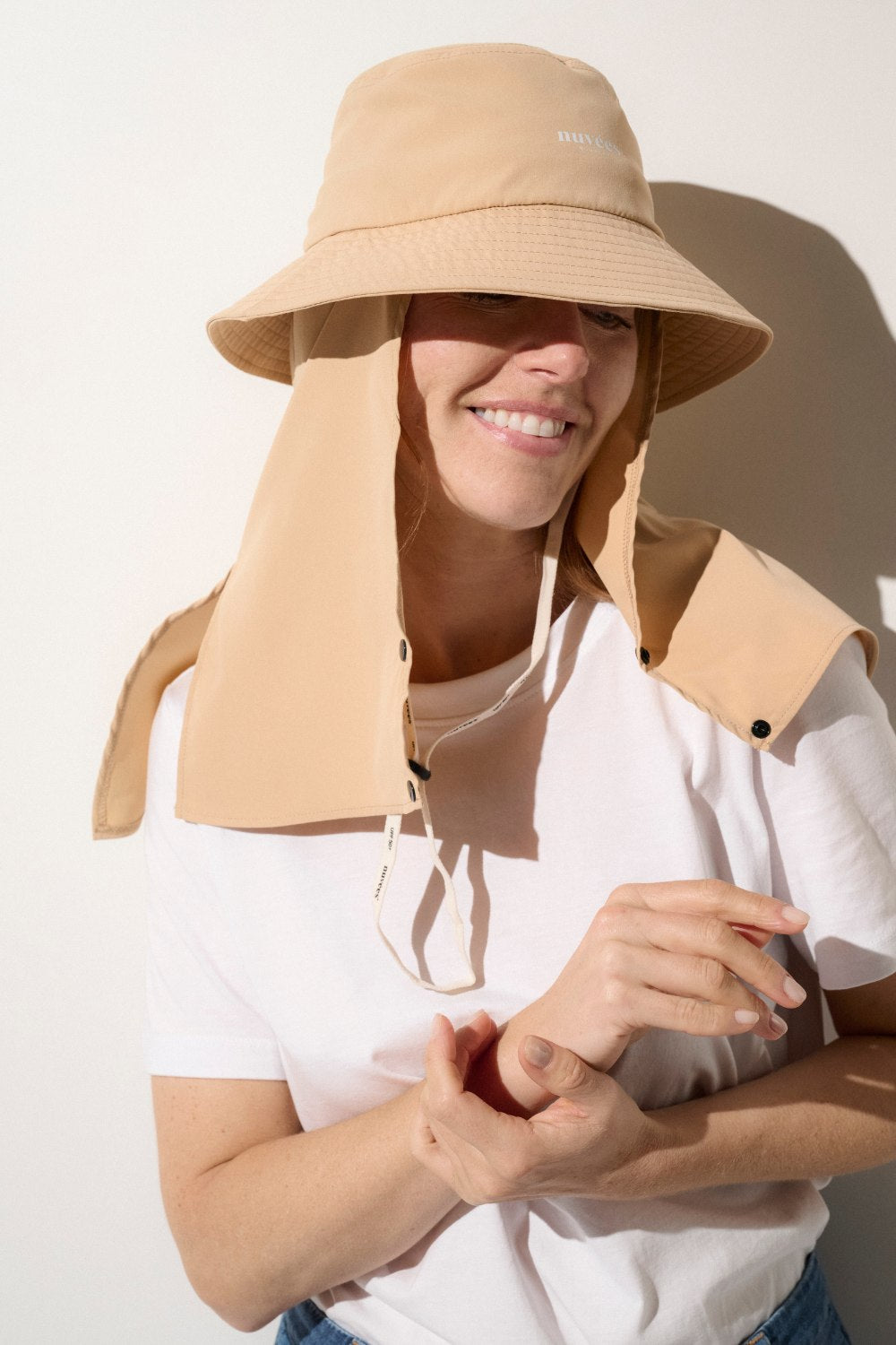 Bob anti-UV beige avec protection solaire arrière, idéal pour activités de plein air.