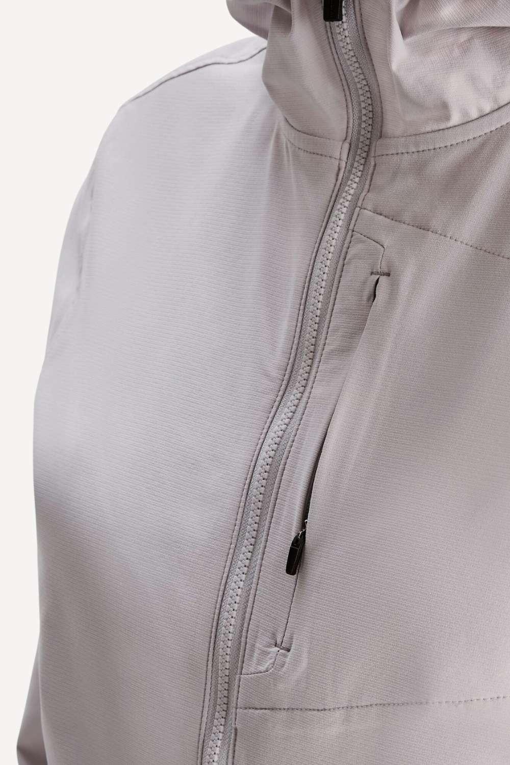 Veste anti-UV légère et respirante pour femme, couleur grise, intégrant un tissu UPF 50+ pour protection solaire.