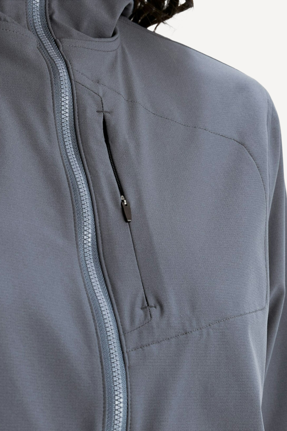 Veste anti-UV pour femme en gris, tissu respirant et UPF 50+, parfaite pour les activités en extérieur.