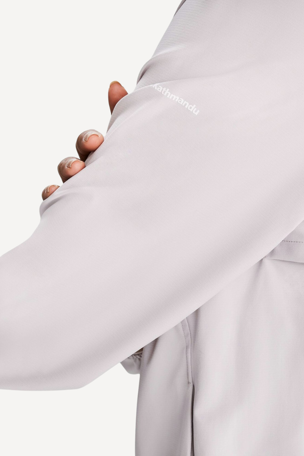 Veste anti-UV légère pour femme en couleur beige, manches longues, marquée Nuvées, idéale pour randonnées ensoleillées.